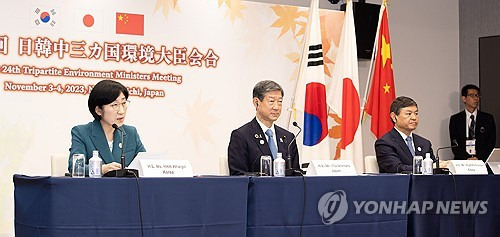 한화진(왼쪽에서 첫 번째) 환경부 장관이 4일(현지시간) 일본 나고야에서 열린 제24차 한국·일본·중국 3국 환경장관회의 합동 기자회견에 참석해 발언하고 있다./사진 제공=환경부