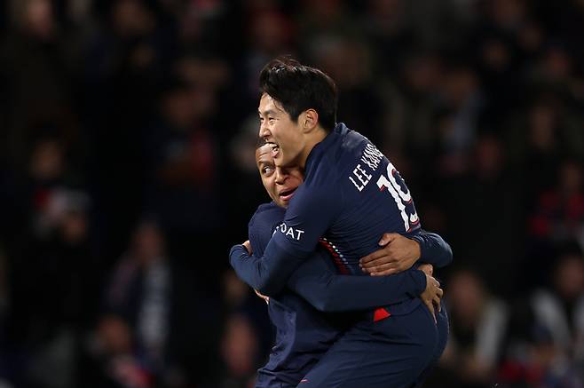 프랑스 리그앙 데뷔골을 터뜨린 이강인과 축하해주는 킬리안 음바페. Getty Images