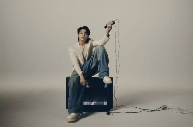 방탄소년단 정국 'GOLDEN'·'Standing Next to You' 전세계→유럽 아이튠즈 앨범+송 차트 1위 싹쓸이