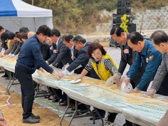 김종서 장군 문화제의 한 행사로 세종서부농협이 주관한 '한마음 인절미 만들기' 행사 모습. (문화제추진위 제공) / 뉴스1