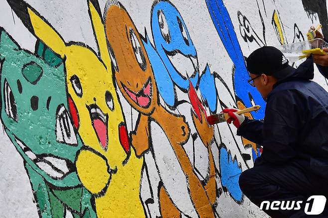 5일 경북 포항에 주둔 중인 미해병대 캠프무적 장병들이 북구 선린애육원에서 벽화 그리기에 집중하고 있다.2023.11.5/뉴스1 ⓒ News1 최창호 기자