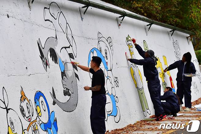 5일 경북 포항에 주둔 중인 미해병대 캠프무적 장병들이 휴일을 반납하고 북구 선린애육원에서 벽화 그리기 재능기부를 하고 있다.2023.11.5/뉴스1 ⓒ News1 최창호 기자