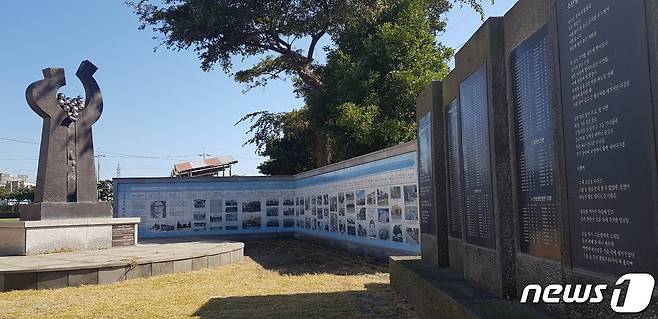 대정중학교는 총사업비 8100만원을 투자해 6‧25전쟁 참전 소년‧학도병 추모공원인 침묵의 뜰과 체육관 외벽에 옥외역사관을 마련했다고 5일 밝혔다.  /뉴스1