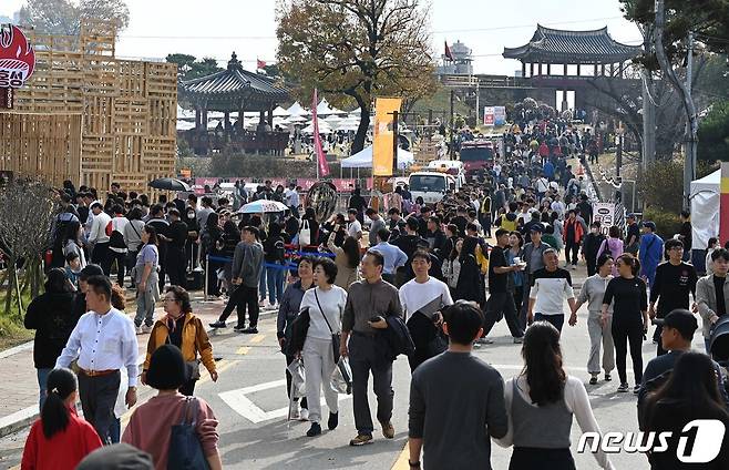 홍성 바베큐 축제장을 찾은 방문객들이 축제가 열리고 있는 홍주읍성 일대를 가득메웠다.(홍성군 제공)/뉴스1