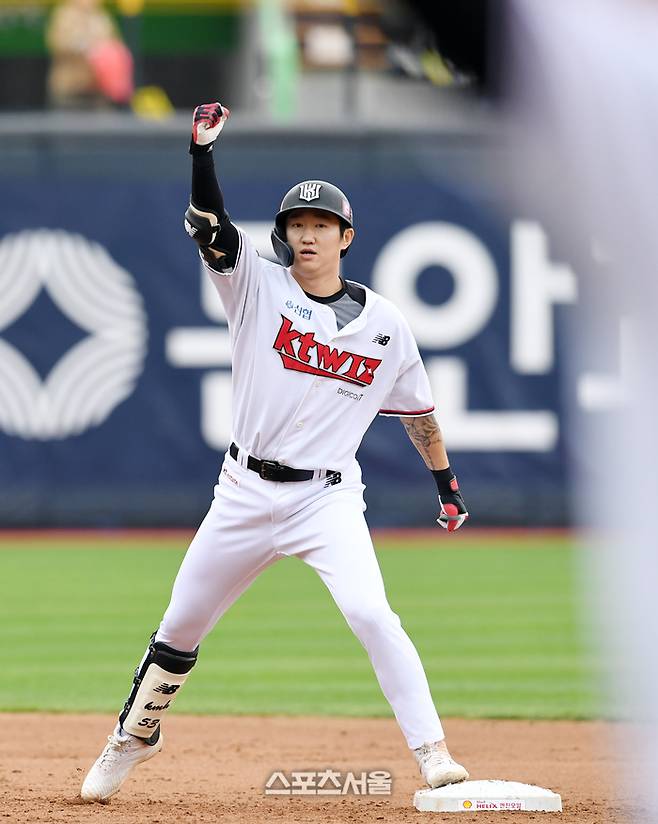 KT 김민혁이 5일 수원KT위즈파크에서 열린 2023 KBO 플레이오프 5차전 NC와 경기 5회말 1사 1,3루에서 대타로 나서 동점 2타점 2루타를 때린 후 기뻐하고 있다. 2023. 11. 5. 수원 | 박진업기자 upandup@sportsseoul.com