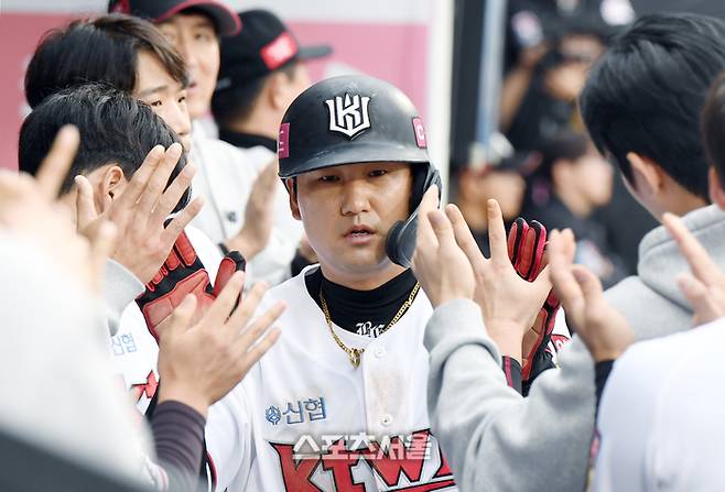 KT 김상수(가운데)가 5일 수원KT위즈파크에서 열린 2023 KBO 플레이오프 5차전 NC전 6회말 박병호의 병살타 때 득점에 성공한 후 동료들과 하이파이브를 하고 있다. 2023. 11. 5. 수원 | 박진업기자 upandup@sportsseoul.com