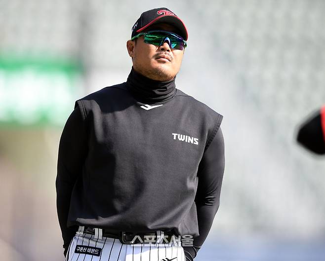 LG 이호준 코치가 18일 잠실구장에서 열린 2023 KBO리그 NC와 경기 전 훈련을 지켜보고 있다. 2023. 4. 18. 잠실 | 최승섭기자 thunder@sportsseoul.com