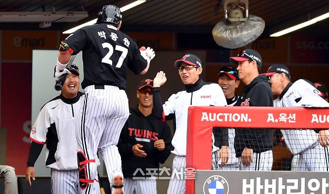 LG 7번타자 박동원이 25일 인천SSG랜더스필드에서 열린 2023 KBO리그 SSG전 1회초 2사 1,2루에서 송영진을 상대로 좌중월 3점홈런을 터트린 후 더그아웃으로 돌아오고 있다. 2023.05.25. 문학 | 강영조기자 kanjo@sportsseoul.com