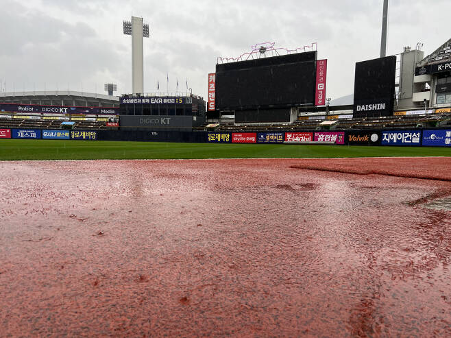 5일 수원KT위즈파크에서 PO5차전 NC와 KT의 경기가 예정된 가운데 그라운드에 비가 내려 방수포가 덮여있다. 수원=허상욱 기자wook@sportschosun.com/2023.11.05/