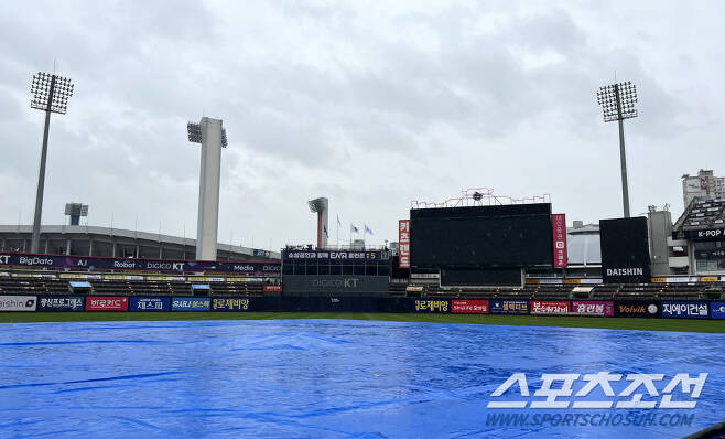 5일 수원KT위즈파크에서 PO5차전 NC와 KT의 경기가 예정된 가운데 그라운드에 비가 내려 방수포가 덮여있다. 수원=허상욱 기자wook@sportschosun.com/2023.11.05/