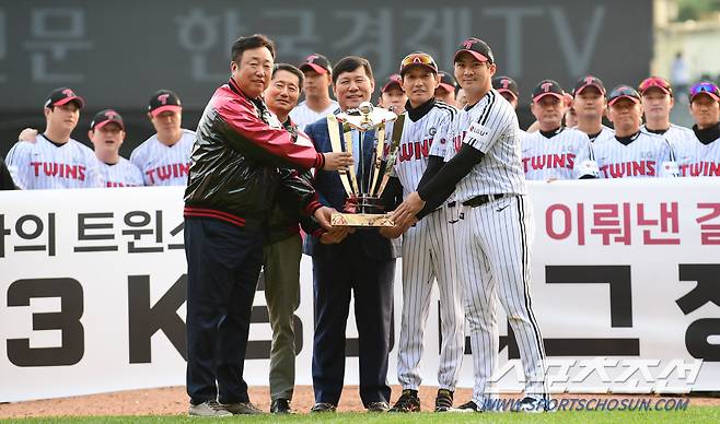 KBO 허구연 총재와 LG 차명석 단장. 주장 오지환, 염경엽 감독, 김인석 사장이 15일 서울잠실야구장에서 정규시즌 우승 트로피와 함께 포즈를 취하고 있다.  잠실=최문영 기자deer@sportschosun.com /2023.10.15/