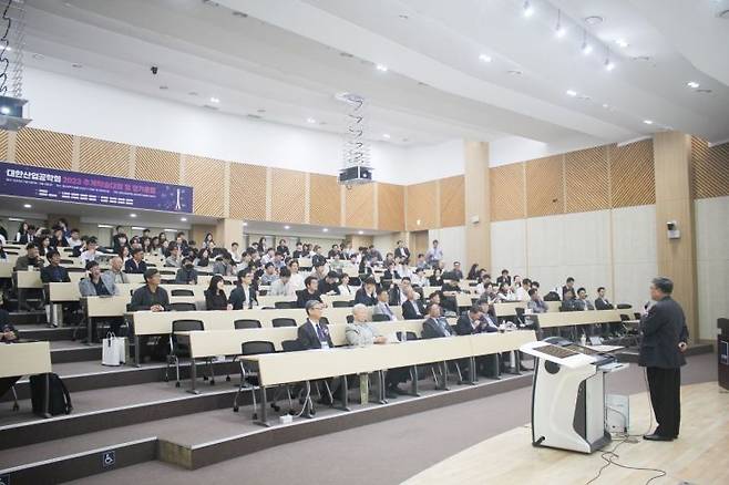 학술대회 참가자들이 미국 조지아공대의 젠쥔 시(Jianjun Shi) 교수의 기조강연을 듣고 있다.