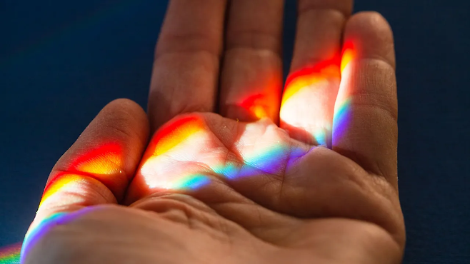 손바닥에 무지갯빛이 비치는 모습