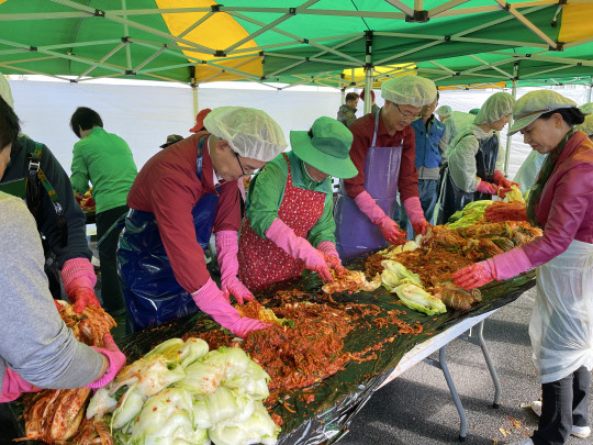 성연면 새마을남녀지도자협의회 회원들이 김장을 하고 있다. 사진=성연면행정복지센터 제공