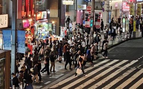 4일 저녁 일본 도쿄 우에노역 부근 횡단보도를 건너는 시민들.  연합뉴스