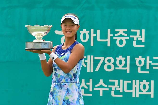 백다연이 5일 경북 김천 종합스포츠타운에서 열린 한국테니스선수권대회 여자 단식 결승에서 김나리에게 기권승을 거둔 뒤 우승 트로피를 들어올리고 있다. 대한테니스협회 제공