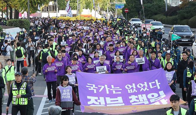 이태원 참사 유가족과 시민단체 회원들이 지난 10월29일 오후 서울 이태원 참사 현장에서 출발해 용산 대통령실을 지나 서울광장으로 향하고 있다. 백소아 기자 thanks@hani.co.kr