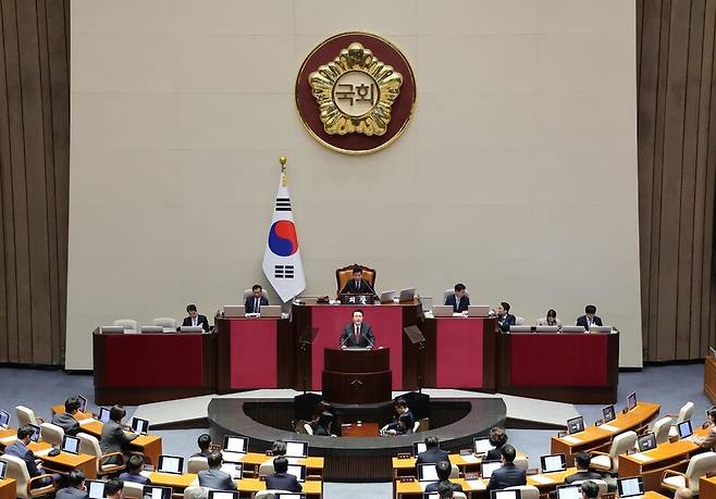 윤석열 대통령이 2023년 10월31일 오전 국회 본회의장에서 2024년도 정부 예산안에 대한 시정연설을 하고 있다. 김봉규 선임기자 bong9@hani.co.kr