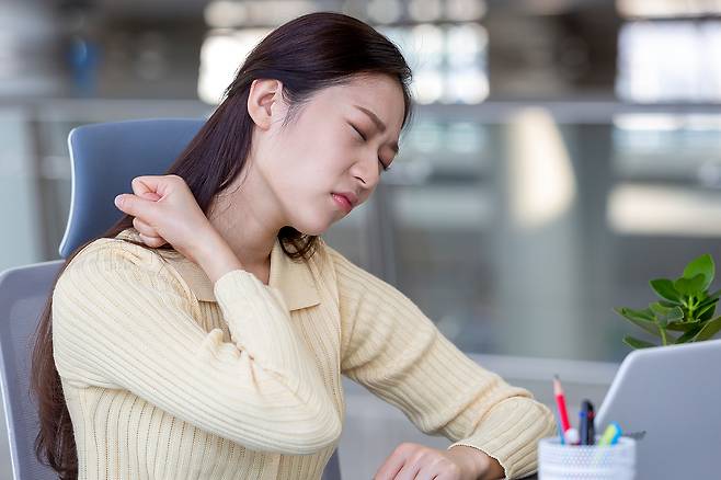 오래 앉아있으면 혈액순환이 저해돼 각종 질환 발병 위험이 높아진다./사진=클립아트코리아