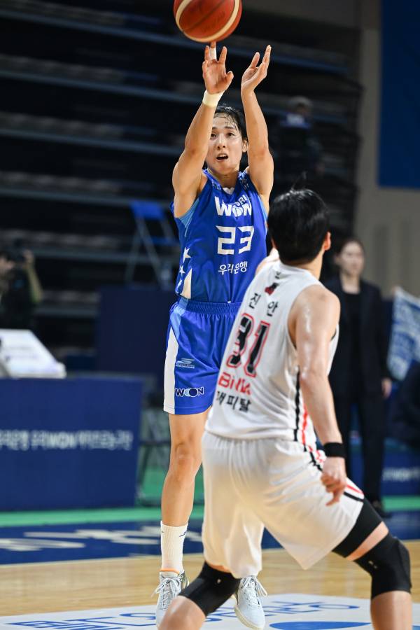 아산 우리은행 김단비가 5일 아산 이순신체육관에서 열린 부산 BNK 썸과의 우리은행 우리WON 2023~24 여자 프로농구 개막전에서 슛을 시도하고 있다. 사진=WKBL