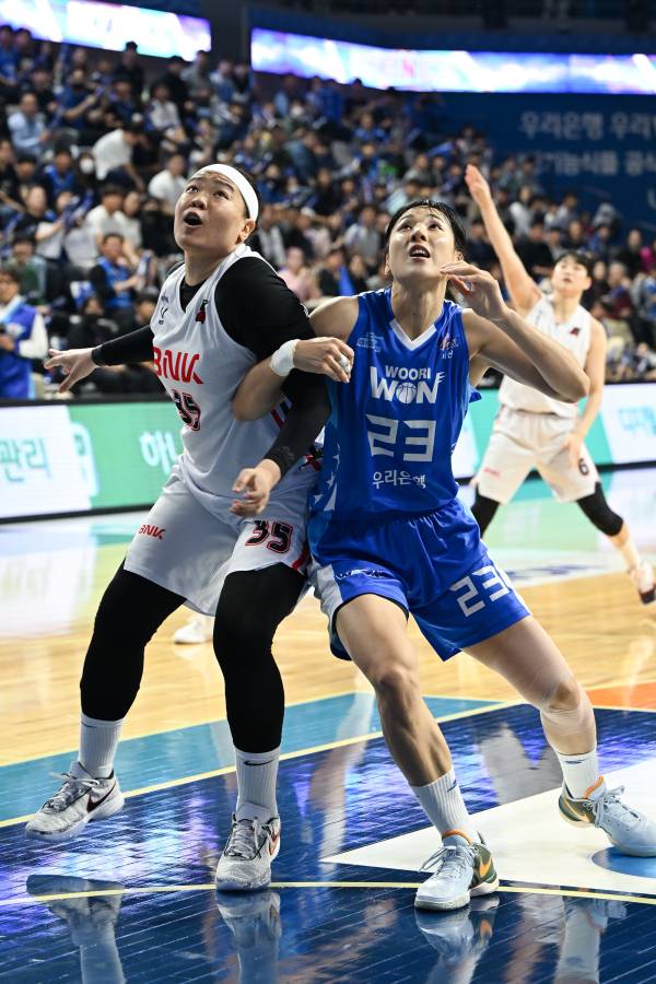 아산 우리은행 김단비(오른쪽)와 부산 BNK 썸 김한별이 치열한 자리 다툼을 벌이고 있다. 사진=WKBL