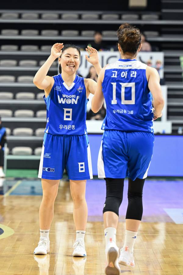 아산 우리은행 나윤정(왼쪽)와 고아라가 5일 아산 이순신체육관에서 열린 우리은행 우리WON 2023~24 여자 프로농구 공식 개막전 부산BNK 썸전에서 득점 이후 기뻐하고 있다. 사진=WKBL