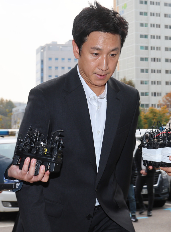 <yonhap photo-2137=""> 이선균. (사진 = 연합뉴스)</yonhap>