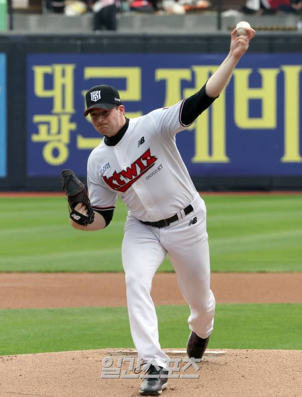 '2023 신한은행 SOL KBO 포스트시즌' NC다이노스와 kt위즈의 플레이오프 5차전 경기가 5일 오후 수원 kt위즈파크에서 열렸다. kt 선발 벤자민이 힘차게 공을 던지고 있다. 수원=정시종 기자 capa@edaily.co.kr /2023.11.05.