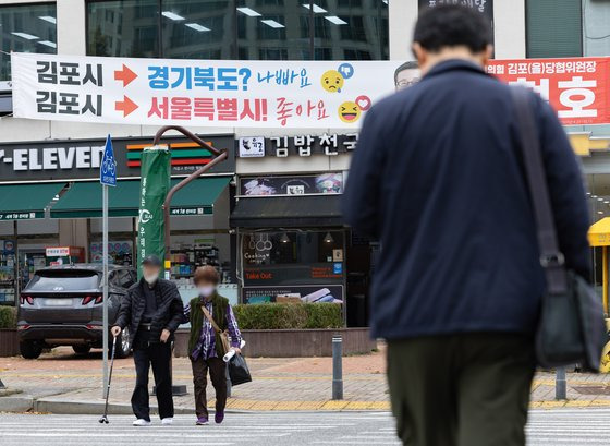 국민의힘이 김포시 등의 서울시 편입을 당론으로 추진하겠다고 밝히면서 논란이 이어지고 있는 3일 경기도 김포시의 한 거리에 김포시의 서울시 편입이 좋다는 내용의 현수막이 게시돼 있다. 뉴스1