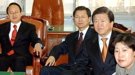 2004년 10월 21일 열린우리당 이부영 의장, 천정배 원내대표, 박병석 의원(왼쪽부터)이 국회 당 의장실에서 헌법재판소의 신행정수도특별법 위헌 결정을 TV로 시청하고 있다. 중앙포토