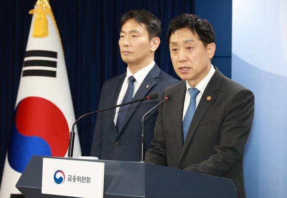 김주현 금융위원장(오른쪽)이 5일 오후 서울 종로구 정부서울청사 합동브리핑실에서 이복현 금융감독원장과 브리핑을 하고 있다. 사진 금융위원회