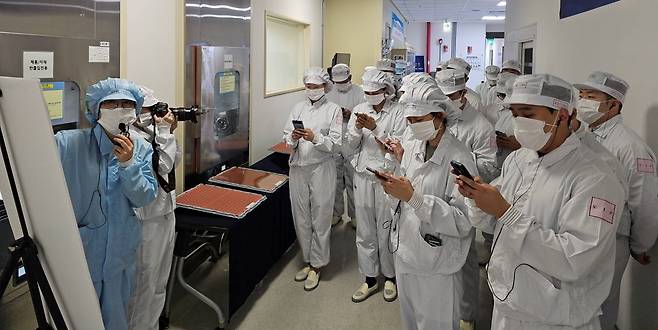 지난 2일 방문한 삼성전기 세종사업장을 찾은 기자들에게 직원들이 반도체 기판 공정에 대해 설명하고 있다.  /삼성전기 제공