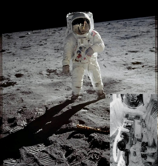 1969년 7월20일(미국시간) 달에 착륙한 아폴로 11호 우주비행사 버즈 올드린이 카메라 앞에서 포즈를 취하고 있다. 아폴로 우주비행사들은 카메라를 우주복 가슴에 고정한 채 사용해야 했다.(우측 하단 작은 사진) 미국 항공우주국(NASA) 제공