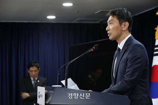 이복현 금융감독원장이 5일 서울 종로구 정부서울청사에서 열린 공매도 제도 관련 브리핑에서 내년 상반기까지 시행되는 공매도 전면금지와 공매도 제도 개선 방향에 대해 설명하고 있다. 한수빈 기자