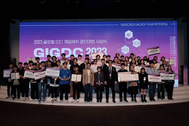 ‘2023 글로벌 인디 게임제작 경진대회(GIGDC 2023)’ 수상자들이 기념 사진을 찍고 있다. GIGDC