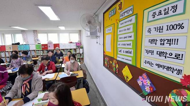 이복자(63) 학생은 “교장선생님을 비롯해 여러 선생님들이 우리 눈높이에 맞춰 열심히 가르쳐주셨다”면서 “대학을 넘어 대학원까지 꿈꾸고 있다. 아들과 며느리한테도 자랑스러운 어머니로 변해가는 내 모습을 보면서 스스로 세상에서 제일 행복한 사람이라는 생각이 든다”며 환하게 웃었다.