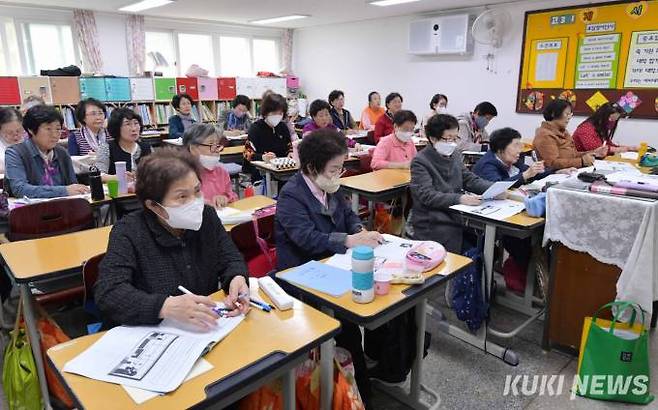 김인숙(65) 학생은 “꽃을 좋아해서 파주의 작은 전원주택에 살고 있다. 대학은 화훼 가드닝을 전공해 보다 체계적으로 토양과 식물의 원리에 대해 배워서 텃밭과 예쁜 꽃밭을 가꾸고 싶다”고 작은 소망을 밝혔다.