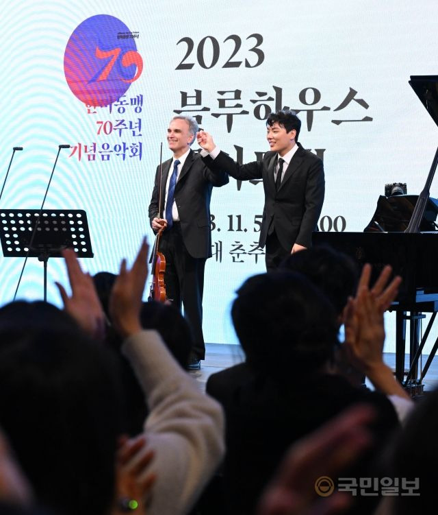 5일 청와대 춘추관에서 열린 한미동맹 70주년 기념  '2023 블루하우스 콘서트'에서 미국을 대표하는 바이올리니스트 길 샤함과 한국의 신예 피아니스트 신창용이 연주를 마치고 인사를 하고 있다.