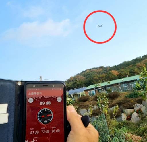 인천 옹진군 북도면 장봉 2리의 비행기가 지나가면서 89㏈의 소음이 발생하고 있다. 독자 제공