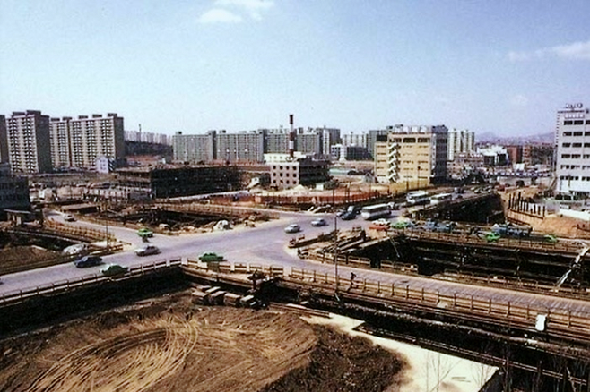 1981년 5월 강남역사거리 일대 개발 공사가 진행중이다. [강남구청]