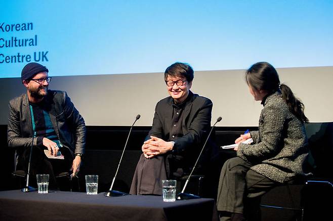 지난 2일 BFI사우스뱅크 대극장에서 18회 런던한국영화제 개막식이 열렸다. 관객과의 대화에 참여한 허진호 감독. (사진=주영한국문화원 제공) photo@newsis.com *재판매 및 DB 금지