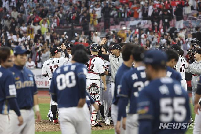 [수원=뉴시스] 김근수 기자 = 5일 경기 수원시 KT위즈파크에서 열린 2023 KBO 플레이오프 KT 위즈 대 NC 다이노스의 5차전 경기, 3대2로 KT위즈의 승리, KT 위즈 선수들이 기쁨을 나누고 있다. 2023.11.05. ks@newsis.com