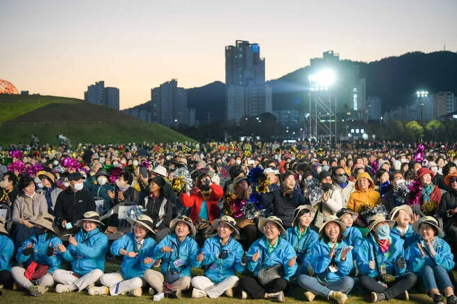 10월 31일 순천만국제정원박람회 폐막식에 참석한 자원봉사자들과 시민들. 순천시 제공