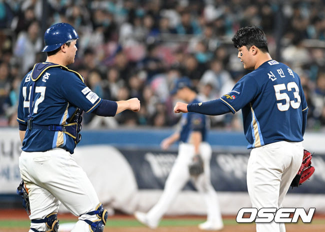 [OSEN=수원, 이대선 기자] 31일 오후 수원 KT위즈파크에서 ‘2023 신한은행 SOL KBO 포스트시즌 플레이오프’ 2차전 KT 위즈와 NC 다이노스의 경기가 열렸다. 7회말 1사 1,2루에서 NC 신민혁이 마운드를 내려가고 있다. 2023.10.31 /sunday@osen.co.kr