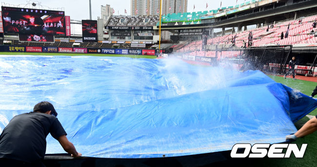 [OSEN=수원, 최규한 기자] 5일 오후 수원 KT위즈파크에서 ‘2023 신한은행 SOL KBO 포스트시즌 플레이오프’ 5차전 KT 위즈와 NC 다이노스의 경기가 열린다.경기를 앞두고 KT 그라운드 키퍼들이 방수포의 물을 빼고 있다. 2023.11.05 / dreamer@osen.co.kr