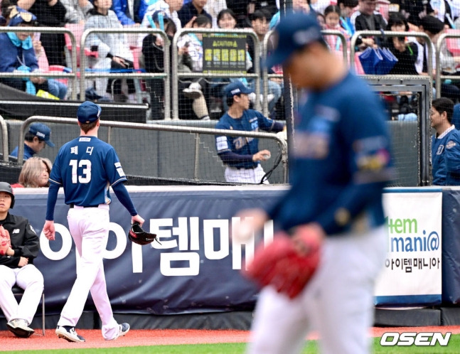 NC 페디(맨 왼쪽)가 5일 수원 케이티 위즈 파크에서 열린 2023 KBO 플레이오프 5차전에서 5회 말 불펜으로 이동하고 있다.