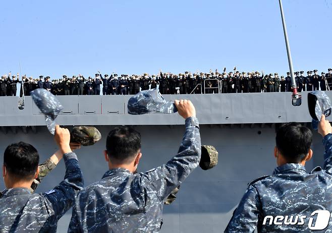 2022년 합동순항훈련에 참가한 육·해·공군사관학교 및 국군간호사관학교 2학년 사관생도들이 7일 해군 장병들의 환송을 받으며 진해 군항을 출항하고 있다. (해군 제공) 2022.11.7/뉴스1