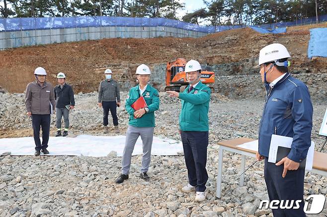 6일 이상근 고성군수가 경남 고성군 유스호스텔 건립사업 현장을 찾아 진행 상황을 점검하고 있다.(고성군 제공)