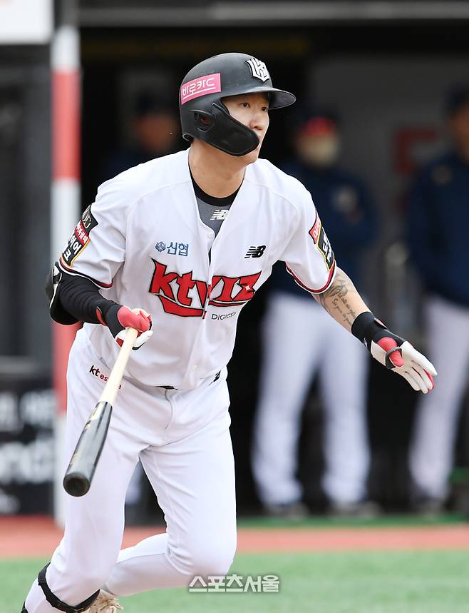 KT 김민혁이 5일 수원KT위즈파크에서 열린 2023 KBO 플레이오프 5차전 NC와 경기에서 5회말 동점 2타점 적시타를 때리고 있다. 2023. 11. 5. 수원 | 박진업기자 upandup@sportsseoul.com