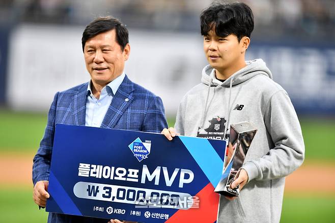 KT 손동현(오른쪽)이 5일 수원KT위즈파크에서 열린 2023 KBO 플레이오프 5차전 NC전에서 승리한 후 시리즈 MVP로 뽑힌 후 기념촬영을 하고 있다. 2023.11.05. 수원 | 강영조기자 kanjo@sportsseoul.com